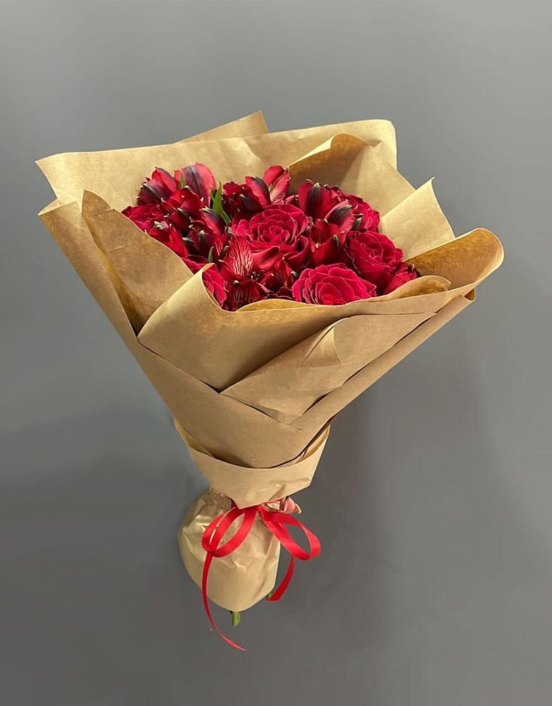 Букет цветов из: Альстромерии и Розы в Малошуйке