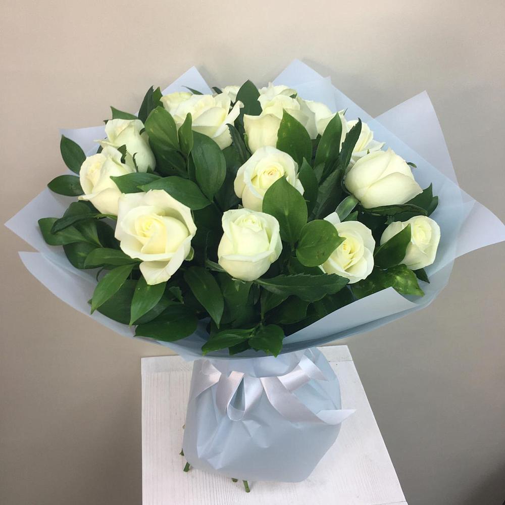 Букет 15 Белых роз Проуд в Малошуйке