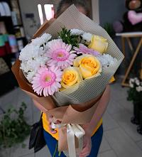 Букет цветов из:  Герберы, Розы и Хризантемы в Малошуйке