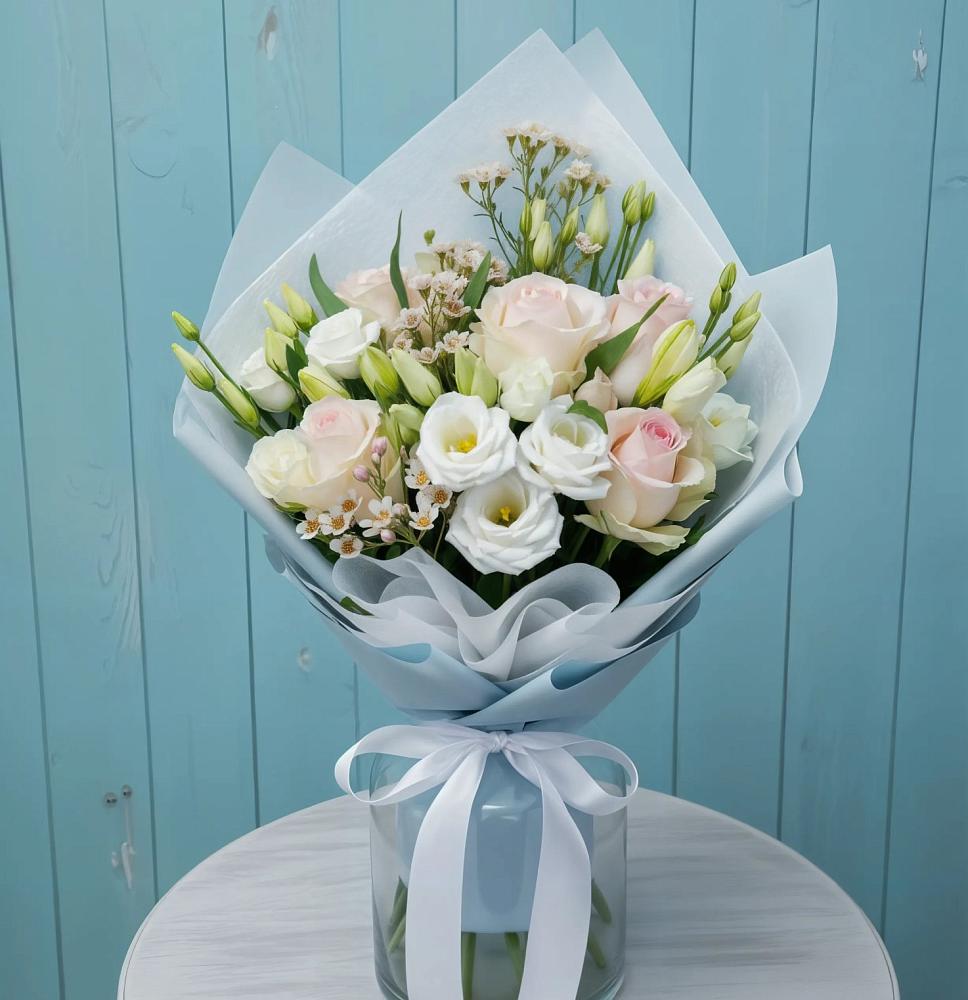 Букет цветов из: Розы и Лизиантусы в Малошуйке