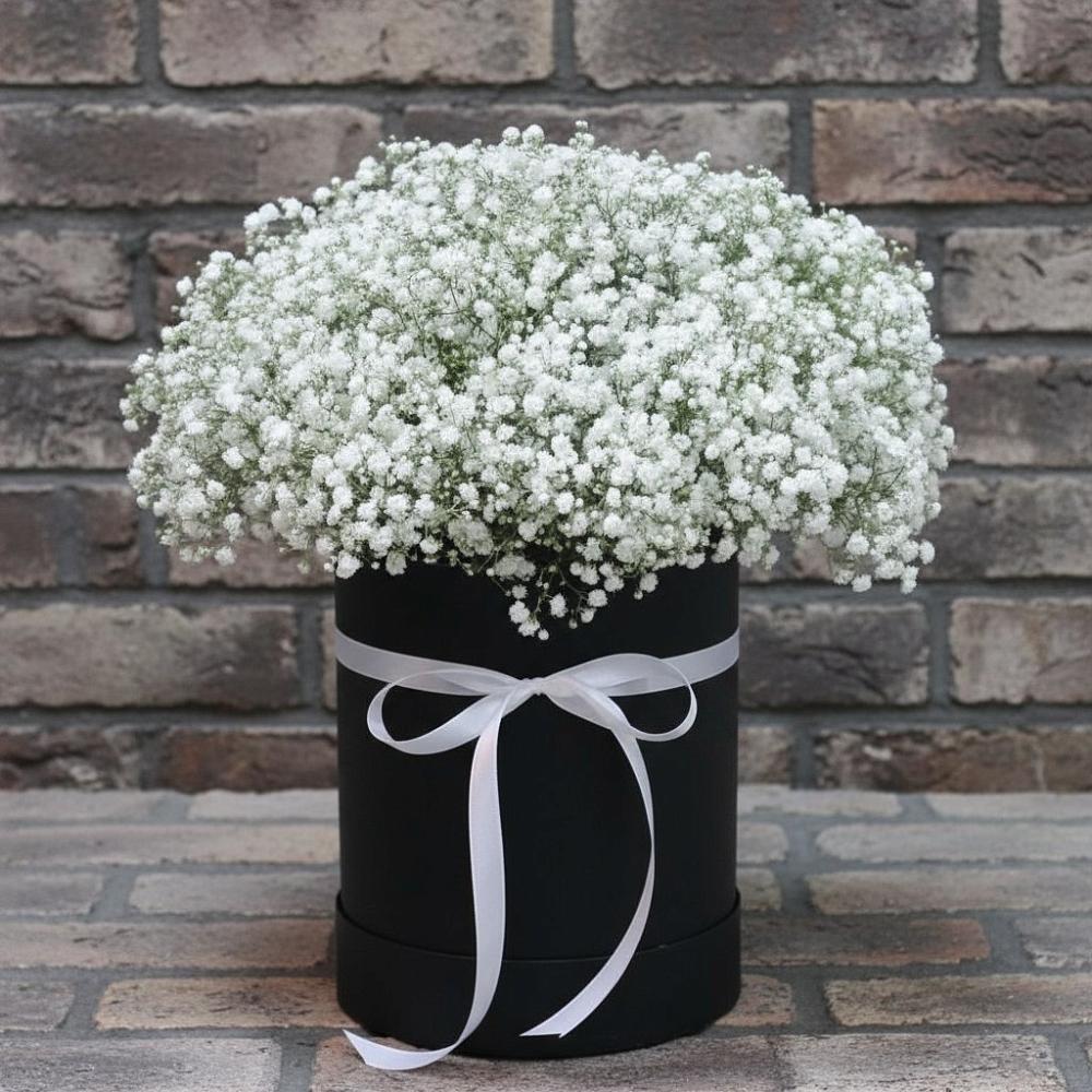 Цветочная композиция из Гипсофила в шляпной коробке в Малошуйке