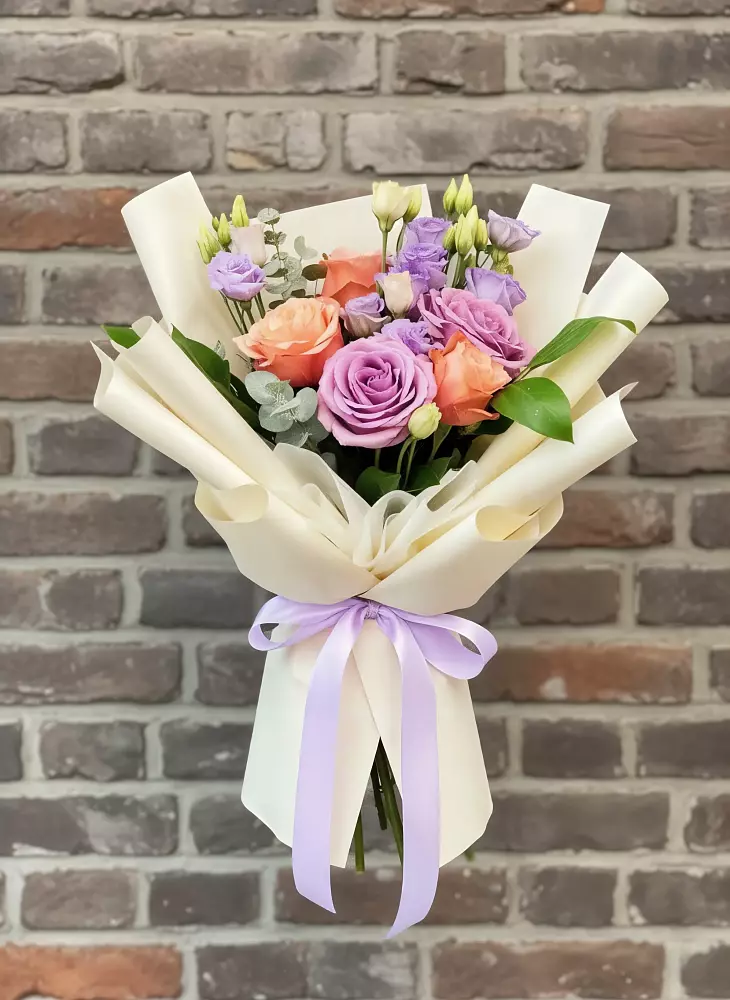 Букет цветов из: Лизиантусы и Розы в Малошуйке