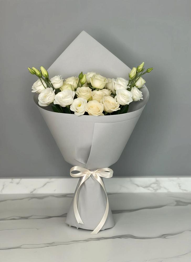 Букет цветов из: Розы и Лизиантусы в Малошуйке