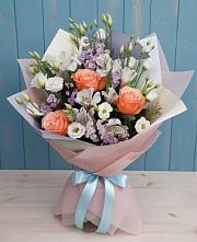 Букет цветов из:  Лизиантусы, Розы, Альстромерии и Гипсофила в Малошуйке