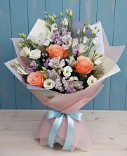 Букет цветов из:  Лизиантусы, Розы, Альстромерии и Гипсофила в Малошуйке