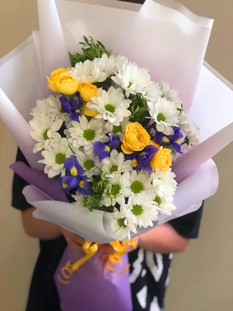 Букет цветов из: Ирисы, Хризантемы и Розы в Малошуйке