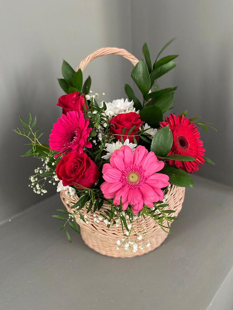Цветочная композиция из Розы, Хризантемы и Герберы в корзине в Малошуйке