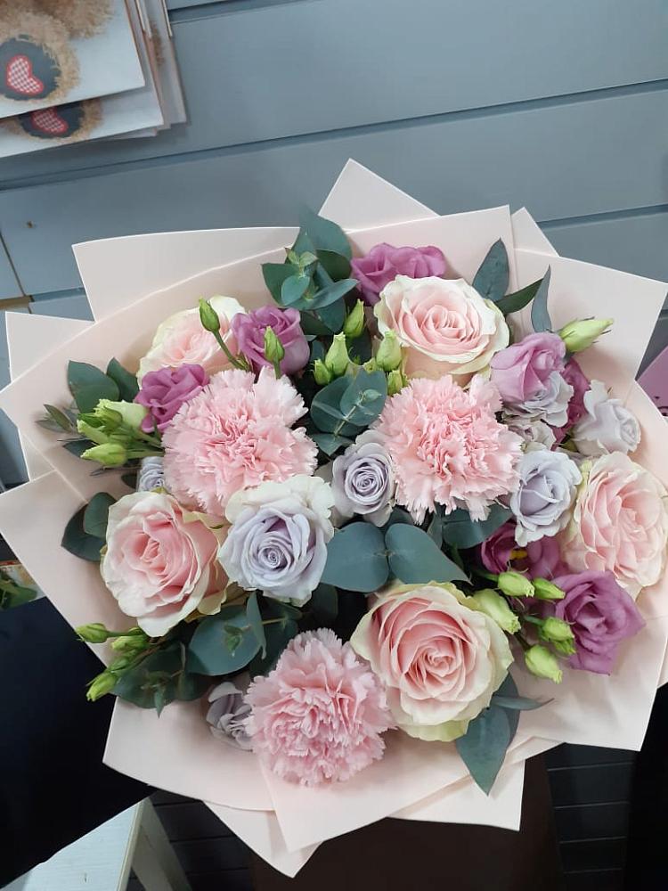 Букет цветов из: Розы, Гвоздики и Лизиантусы в Малошуйке