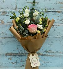 Букет цветов из:  Розы и Лизиантусы в Малошуйке