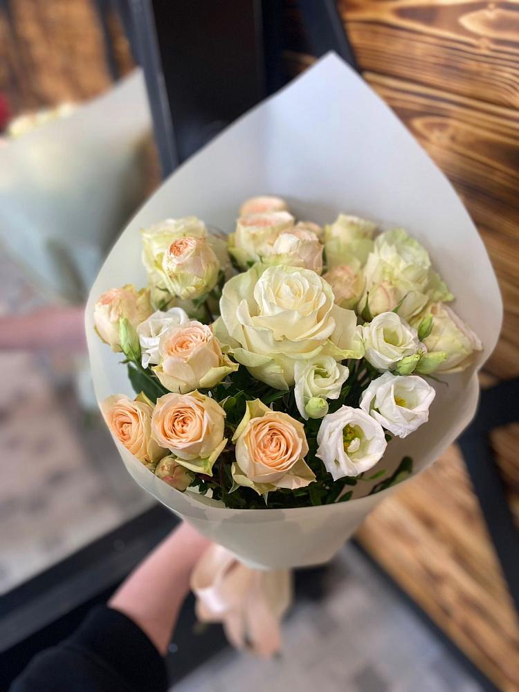 Букет цветов из: Розы и Лизиантусы в Малошуйке